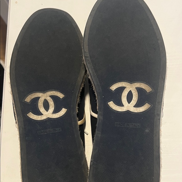 CHANEL Navy and White Lace-Up Sneakers - Picture 4 of 6
